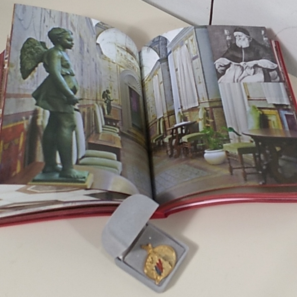 𝅺lapel pin of 2000 jubilee - collectible, souvenir, with a vatican photo book - Picture 7 of 9